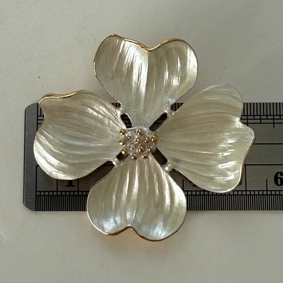 Vintage Gold-Tone & Pearl White Dogwood Flower Brooch Pin - Picture 2 of 3
